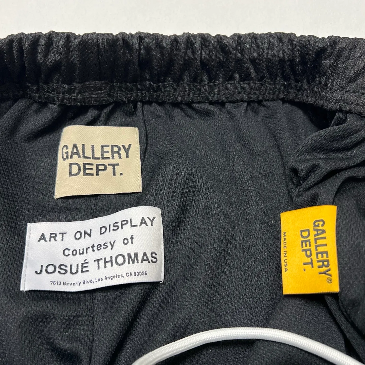 GALLERY DEPT. VENICE COURT SHORTS English mesh shorts Logo webbing wide-leg basketball shorts Black and white S-XL Original molding Loose wide-leg version American boys' first choice Breathable mesh fabric Superimposed soft material inside Comfortable and easy to match Custom-woven original consistent webbing/main mark/component wash mark Details are enlarged to follow